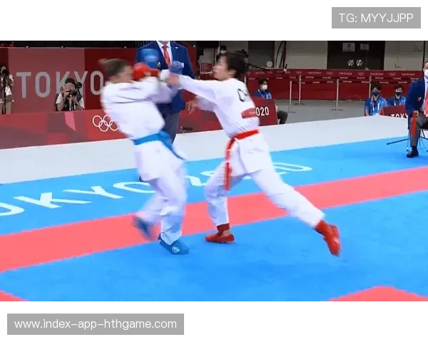 空手道冠军踢断对手护具，裁判看傻